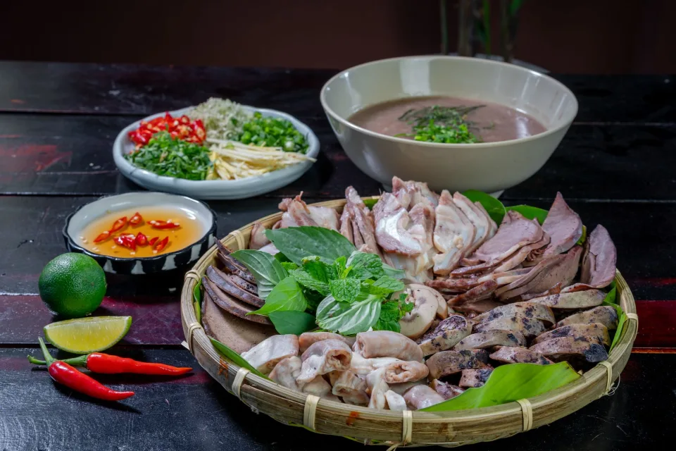 Bàn ăn ấm cúng tại Gà Quốc Việt