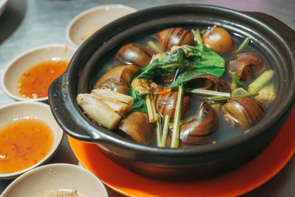 Khu bàn ngoài trời