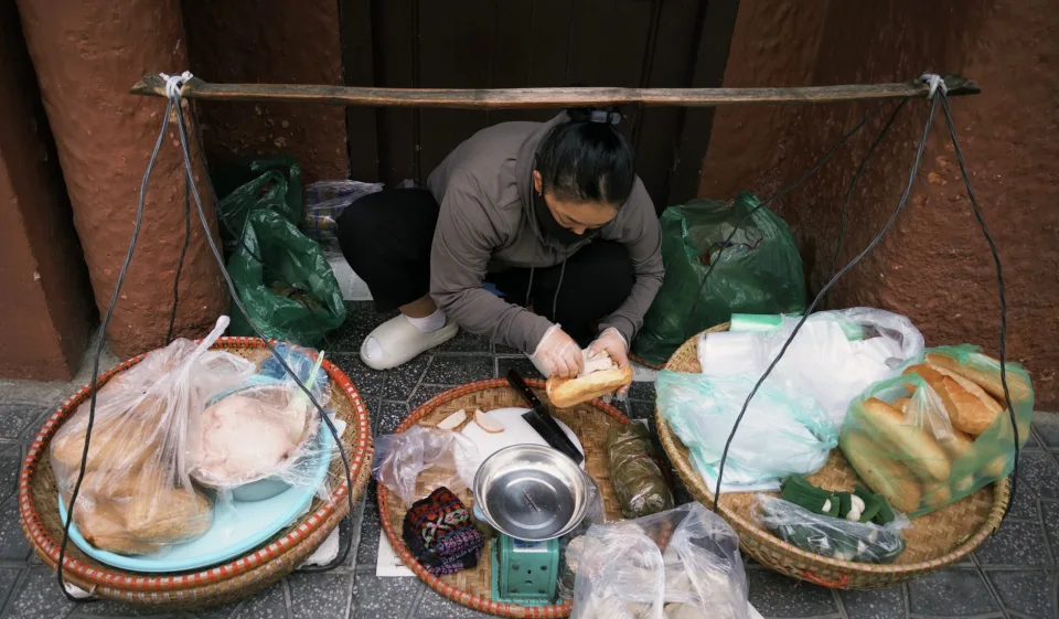 Bàn ăn trong quán